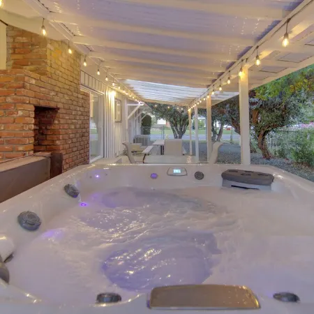 Spacious Hot Tub House w Cal King Beds!