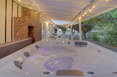 King Sized Beds, Large Outdoor and Indoor Space Отели рядом с достопримечательностью «Университет штата Калифорния»