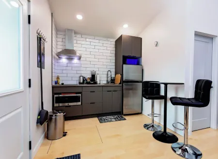 Blueberry Studio Suite1 Bedroom executive studio in the heart of Kitimat BC Отели в г. Китимат