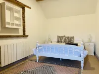 Stylish Country Cottage With Balcony Views