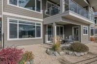 Luxury 2 bed suite just 4 minutes to downtown!