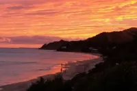 Wainui Absolute Beachfront Studio Unit - Pools