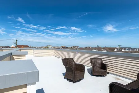 Small Dogs Allowed- Beach Block: Rooftop Deck & Private Balcony.  Voted Top 10 Отели рядом с достопримечательностью «Wildwoods Convention Center»