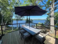 Luxurious pet friendly 4-bedroom cottage in Coe Hill with year round hot tub