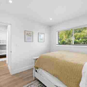 Boca Bliss: Family-Friendly Escape with Hot Tub & Grill, 1 Mile from the Beach! Rooms