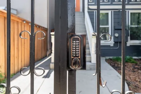 Relax at a Charming West Oakland Victorian Отели рядом с достопримечательностью «African American Museum and Library»