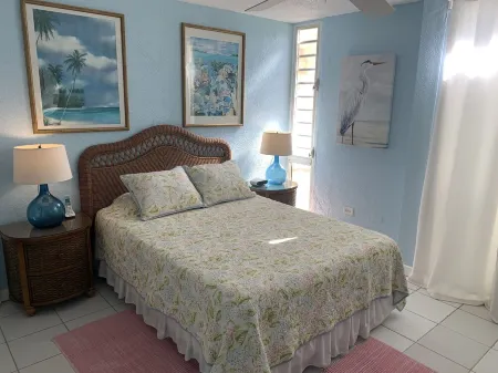 Gentle Winds  2/BR 2/BA  Closest building to the Sea! Sunset Views! Ground Floor Отели рядом с достопримечательностью «Salt River Bay»