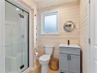 Cozy Turkey Point Tiny Home 1 min walk to the beach with Jacuzzi Hottub!