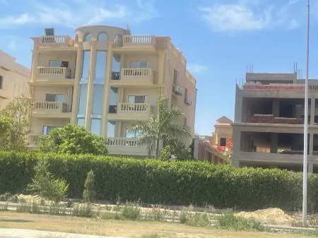 Cozy 2-bedroom apartment in wonderful Giza Governorate with AC, WiFi Отели рядом с достопримечательностью «Миср Юниверсити фор Сайенс & Текнолоджи»