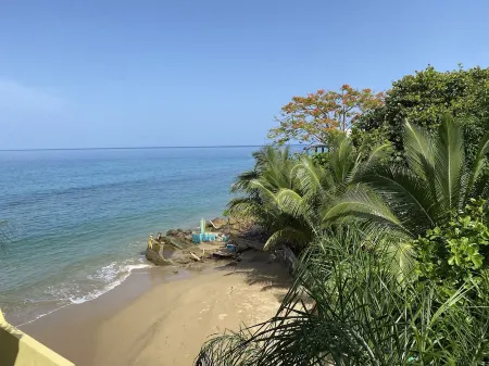 Villa 2 at Casa Aguas Azules - 2-Bedroom Beachfront Villa with Pool Отели в г. Кальваче