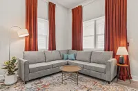 Artistic King Bed Apt w/Free Parking Built in 2023