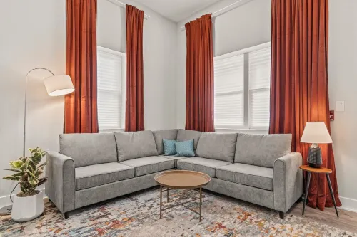 Artistic King Bed Apt w/Free Parking Built in 2023