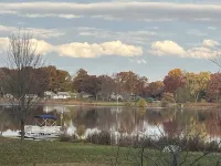 Laid Back Good Vibes Only Country Lake Front Minutes to Shop,Eat, Things to do.