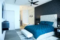 Amazing brand new 2BD/2Bath Penthouse Condo overlooking the beach. Hotel di 