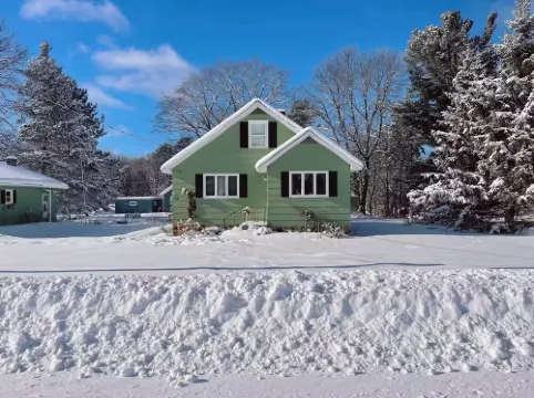 Cozy cottage by the lake