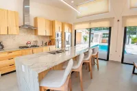 Villa Guacamaya Roja - Luxury 4 Bed & Pool in Playa Grande, Walk to Beach & Surf