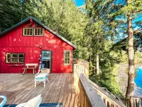 Salish Sunset Cabin/Oceanfront in Private Forest Hotel dekat Swartz Bay Terminal
