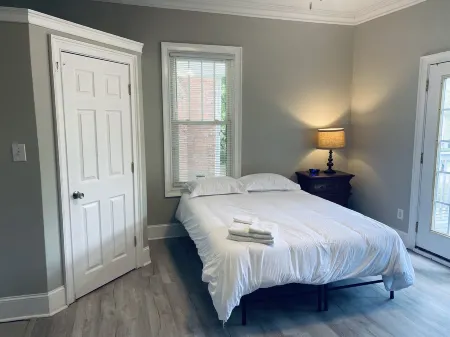 Historic Pursuit of Happyness Отели рядом с достопримечательностью «Парк штата Кроудерс Маунтин»