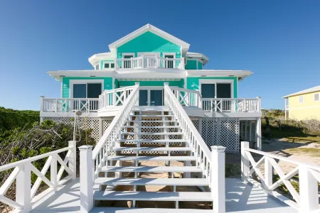 Stunning Oceanfront 3bd  3ba Villa, Great Guana Cay, Abacos Completely Restored Отели в г. Грэйт Гвана Кей