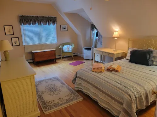 Walk to 3 beaches, downtown docks/waterfront. Dog friendly.  Includes Beach Pass