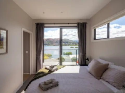 Sunny 2 bedroom home with magnificent lake views. Hotels in Kawarau Falls