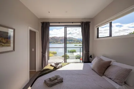 Sunny 2 bedroom home with magnificent lake views.