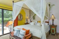 Beachfront Estate Sleeps 12! Walk Everywhere in Los Barriles with Pool & Spa