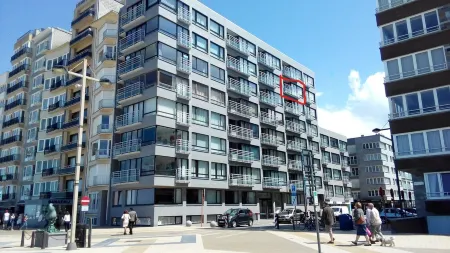 Pleasant studio with side sea view