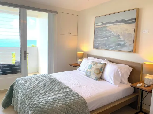 Beachfront Oceanview 2-suite condo with balcony, AC, WiFi, Pool, Fitness Room