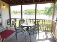 Waterfront Cottage within walking distance to the Beach. A dog-friendly property