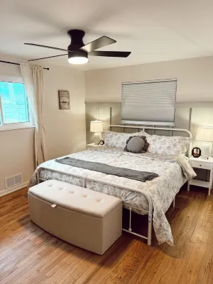 Large Ranch House Private Sleeps 12 Big Living Room and Back Yard Close Downtown Hotels near Walgreens at Community Health Network - North