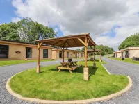 Valley Lodge 4 - North Wales Eco Lodges فنادق في Llantysilio