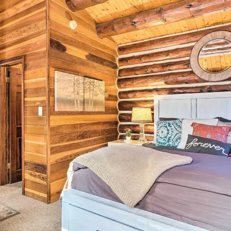 Classic Colorado Log Home w/ Mountain Views!