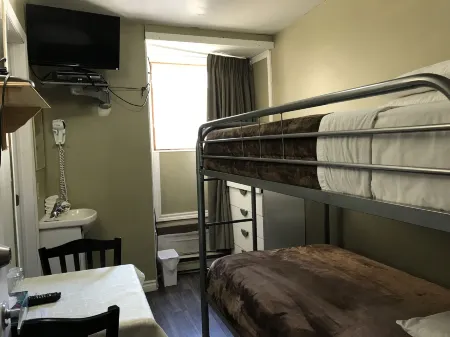 Auberge St-Louis Отели рядом с достопримечательностью «Rue Sainte-Anne»