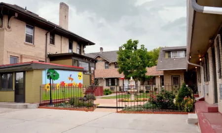 The Crest Motel Отели в г. Logan County