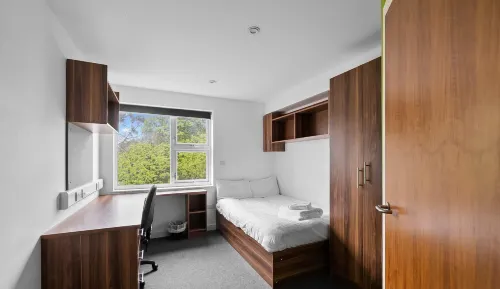 5 Bed Apartment @ Derriford Stays by Pureserviced Hotels in Wotter