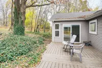 1 Mi to Dtwn Newburgh: Quiet Home w/ Yard! Hotels in Ohio Township