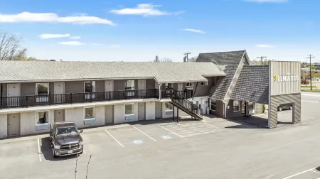 The Elmwood Отели рядом с достопримечательностью «Two Cent Bridge»