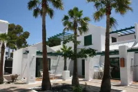 Apartamentos las Acacias Hotels near Playa Matagorda