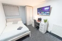 76 Bournbrook Road Equipped Studios Near QE - Pensions
