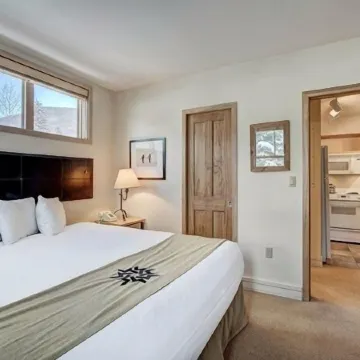 Silver Mill 8184-1Br-Walk to Slopes! Kids Ski Free! 1 Bedroom Condo by Redawning