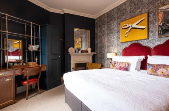 展翅鷹 M&S Southfields Foodhall附近的飯店