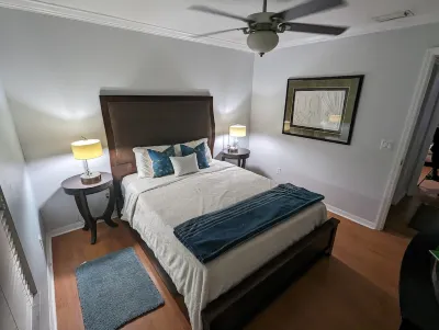 Cozy Apartment with Fence Courtyard private for your Pet. Schreiber Conference Center附近的飯店