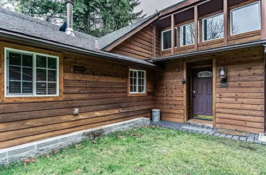 Riverfront Cabin w/Hot Tub : Near Mt. Rainier Sunrise entrance