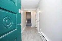 Modern 2BR, Unit 1, Yard, Laundry, Smart TV