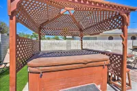 Las Vegas Getaway w/ Patio & Grill: ~3mi to Strip!