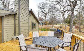 Truman Lake Retreat: Large Deck & On-site Fishing!