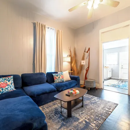 Walk to the Strand and Beach Updated Victorian Gem