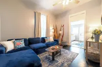 Walk to the Strand and Beach Updated Victorian Gem - Kylpylä