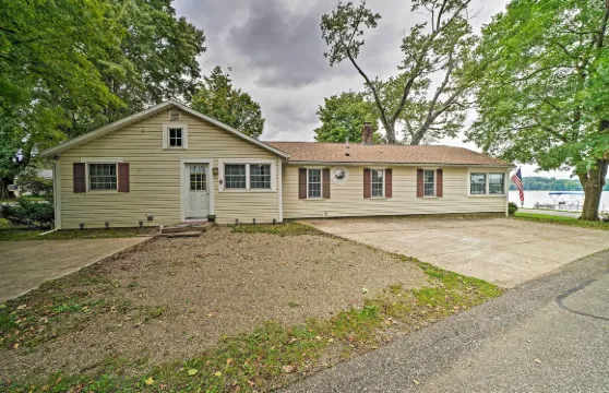 船和滑雪：埃丁伯勒湖畔之家帶燒烤架！